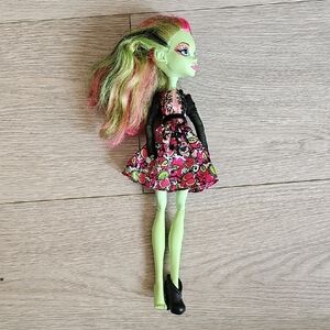 Monster High Venus McFlytrap Gloom And Bloom Doll *flaws*****